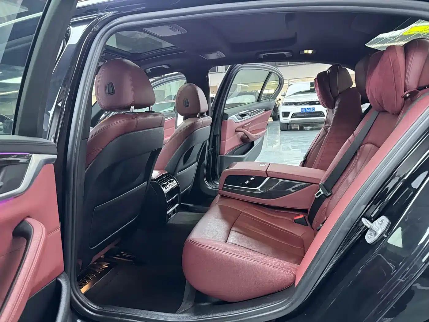 2018 BMW 5 Series 530Li Leading Edition M Sport Package — миниатюра 15