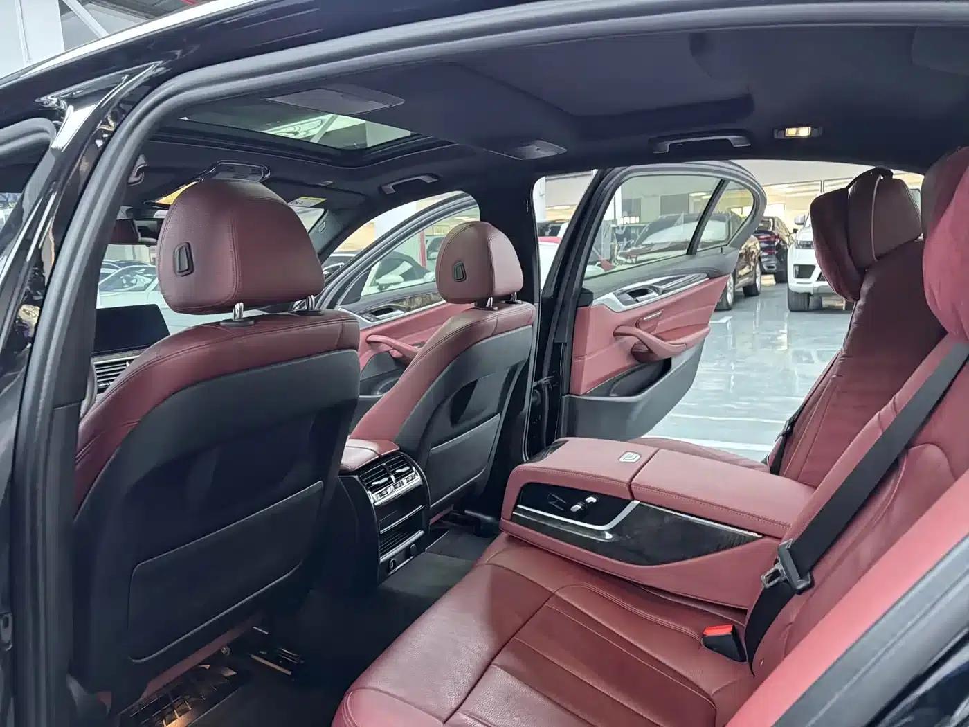 2018 BMW 5 Series 530Li Leading Edition M Sport Package — миниатюра 16