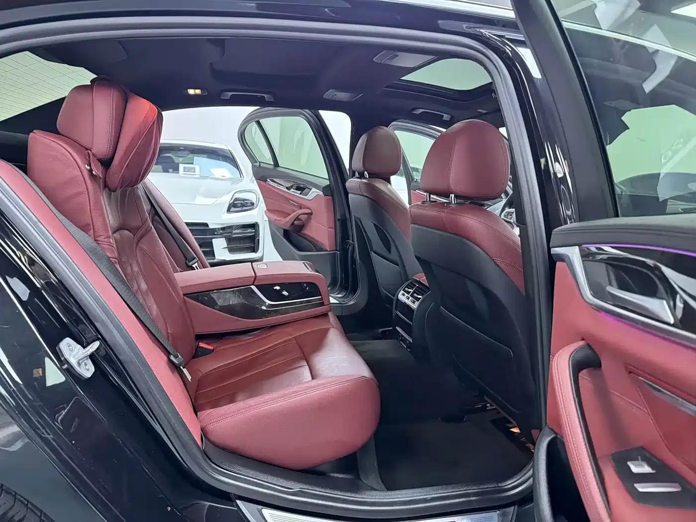 2018 BMW 5 Series 530Li Leading Edition M Sport Package — миниатюра 17