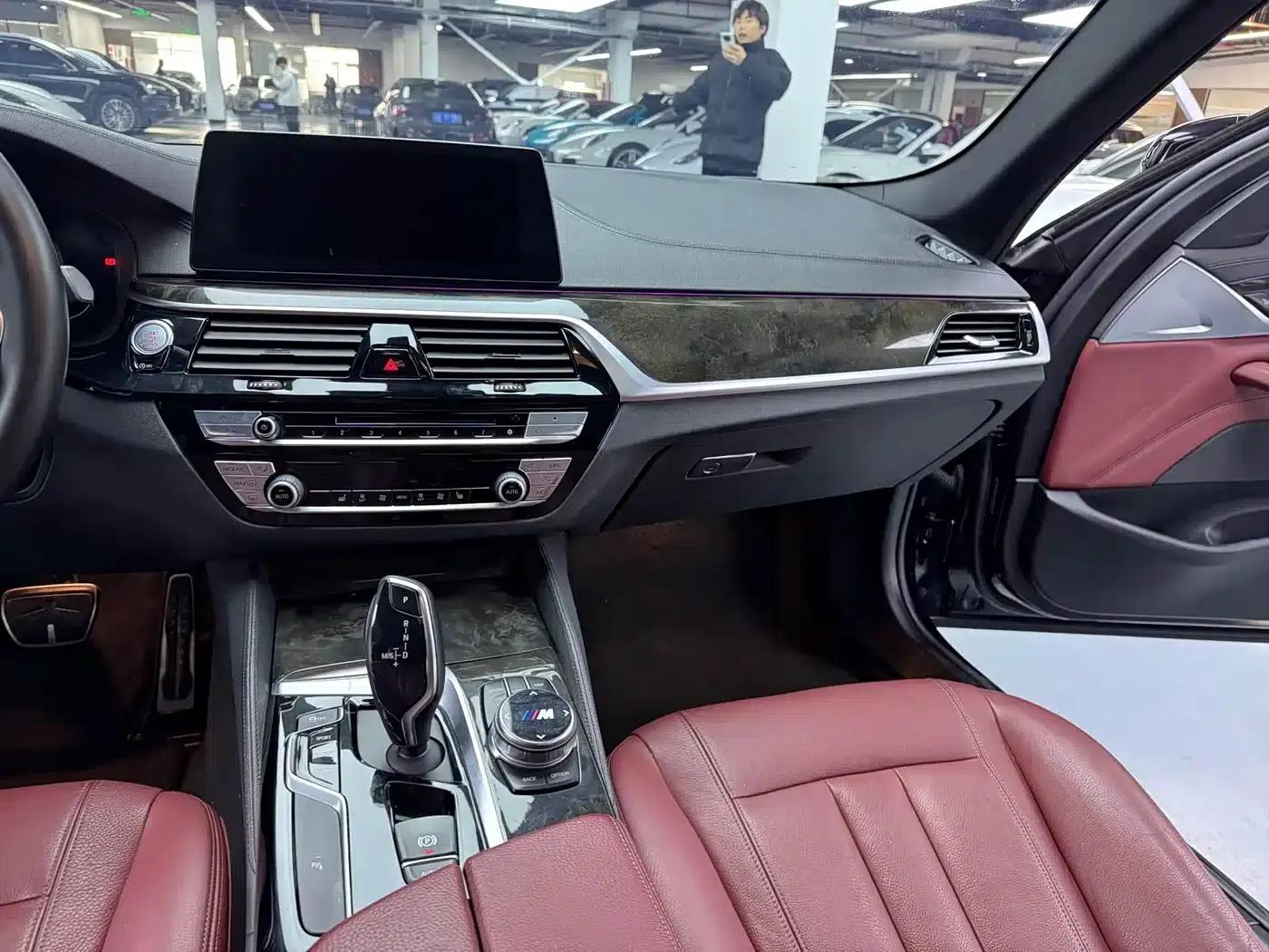 2018 BMW 5 Series 530Li Leading Edition M Sport Package — миниатюра 10