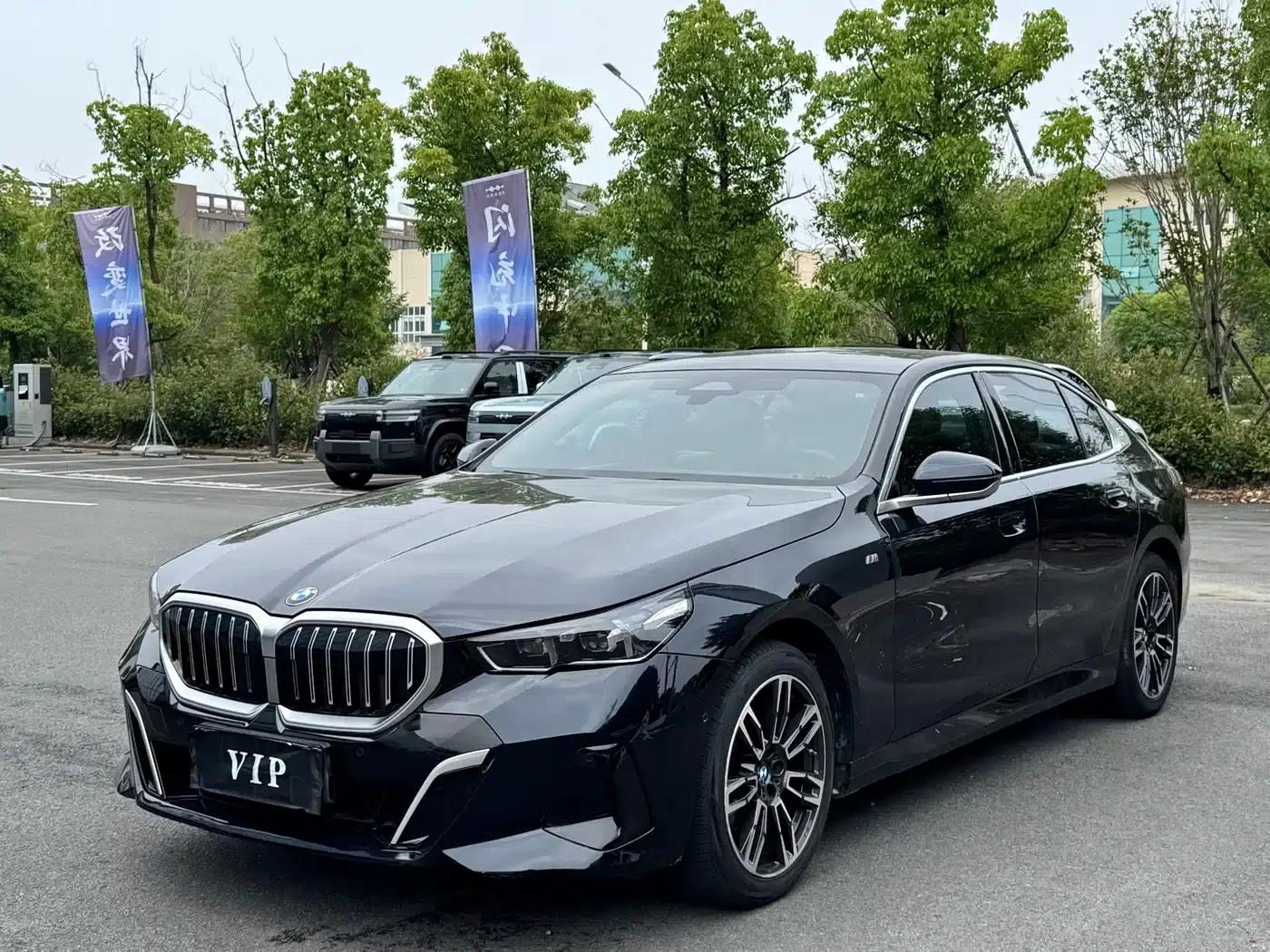 2024 BMW 5 Series 525Li M Sport Package — миниатюра 1