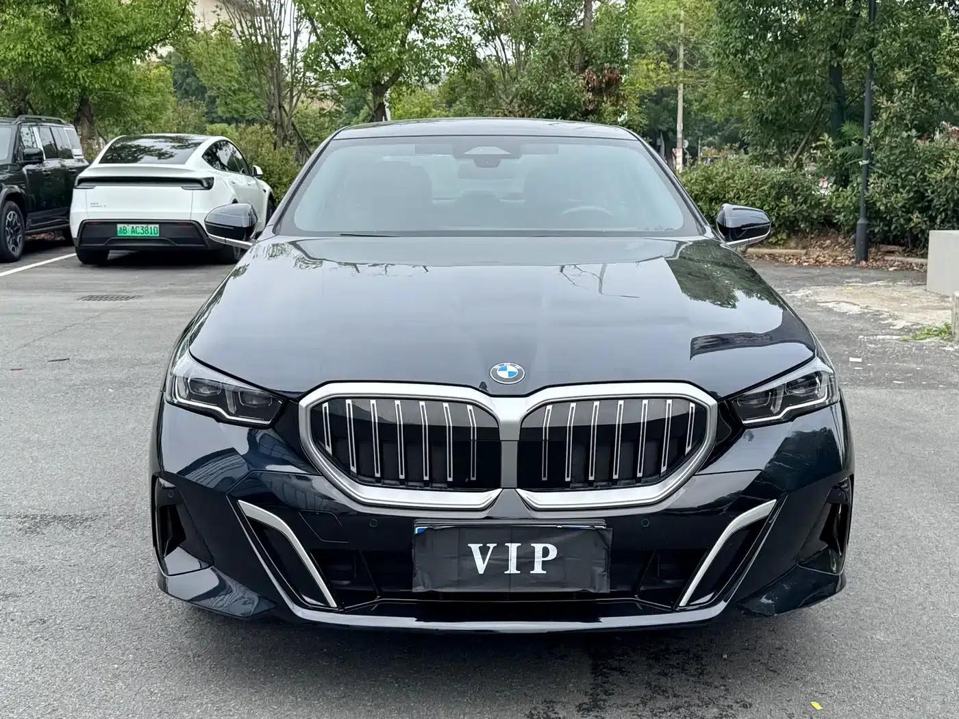 2024 BMW 5 Series 525Li M Sport Package — миниатюра 2