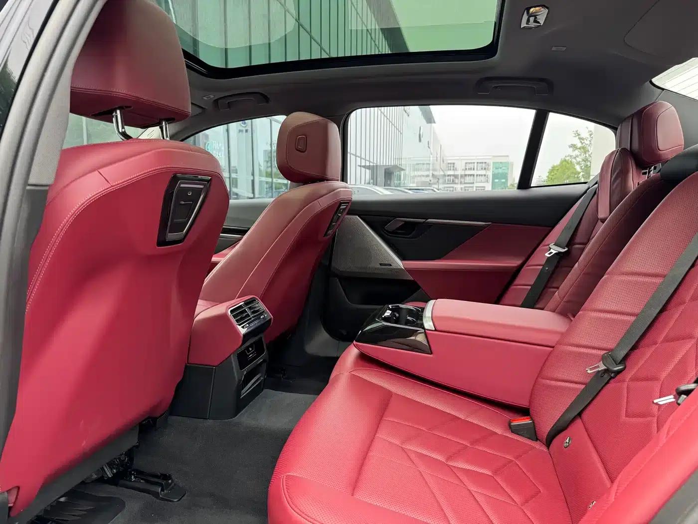 2024 BMW 5 Series 525Li M Sport Package — миниатюра 11