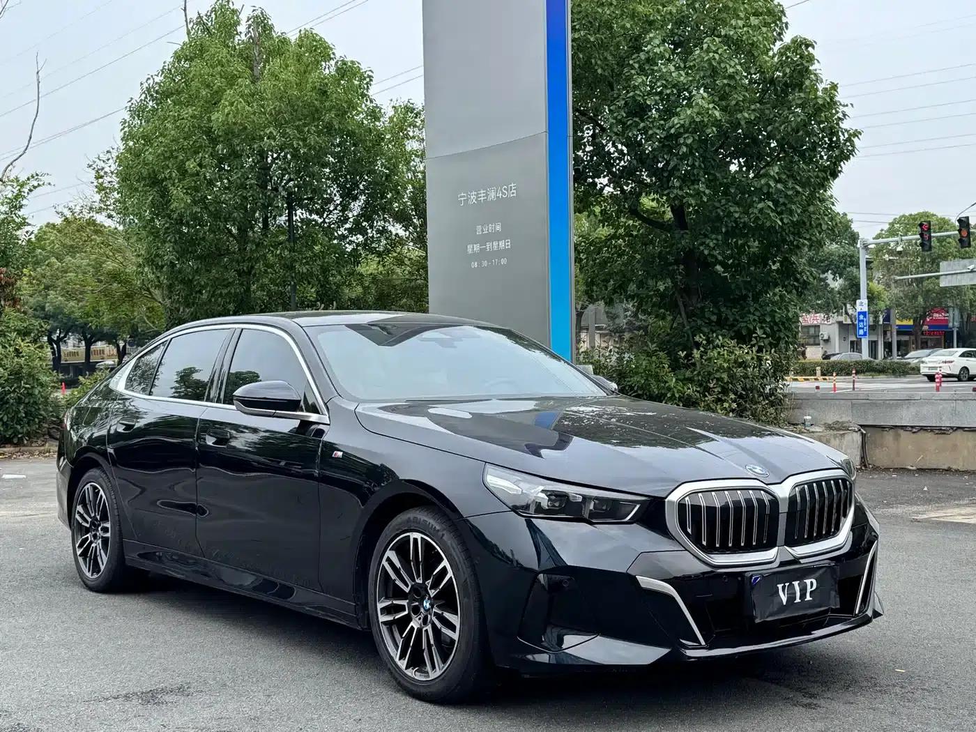 2024 BMW 5 Series 525Li M Sport Package — миниатюра 3