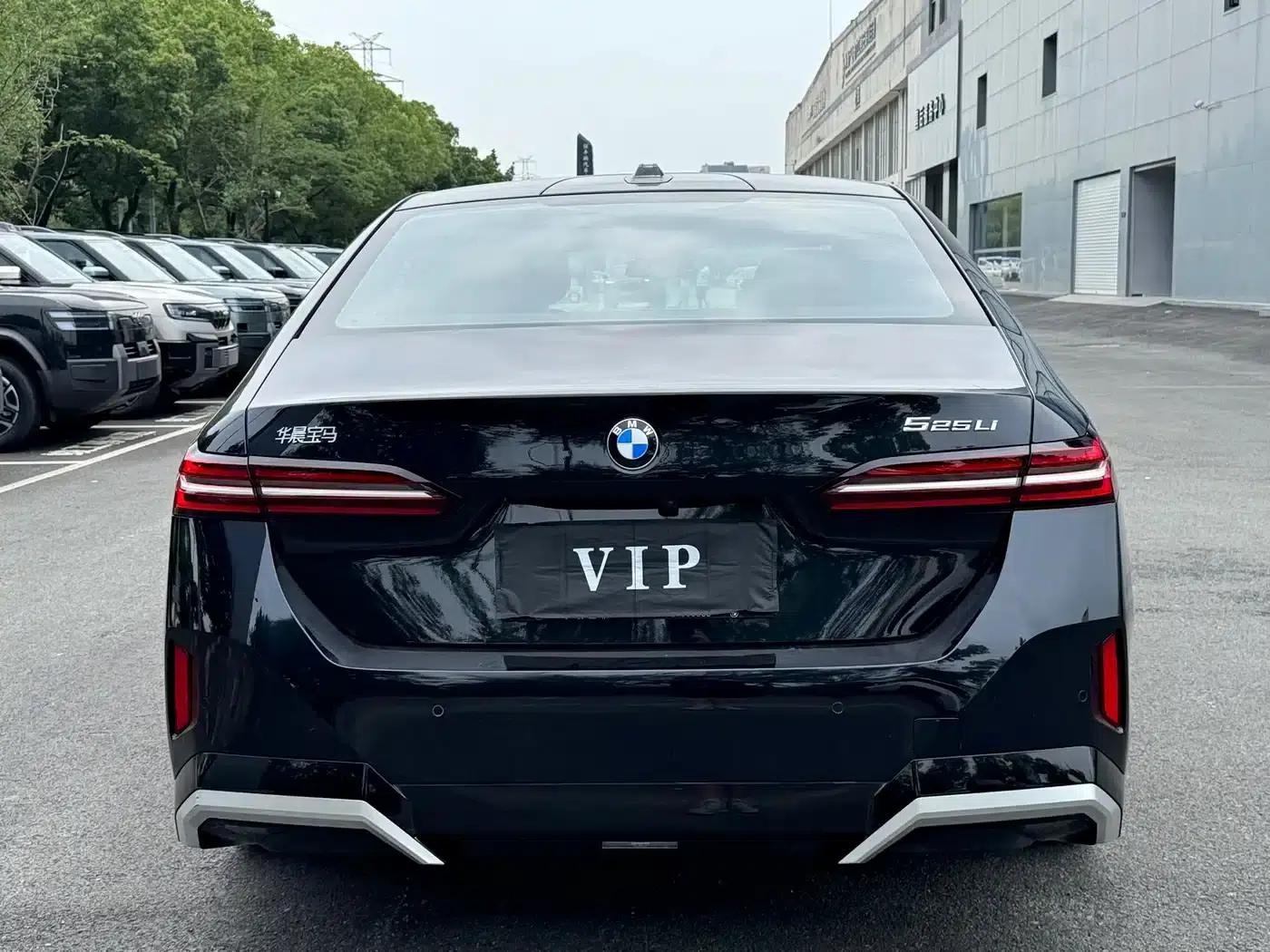 2024 BMW 5 Series 525Li M Sport Package — миниатюра 25