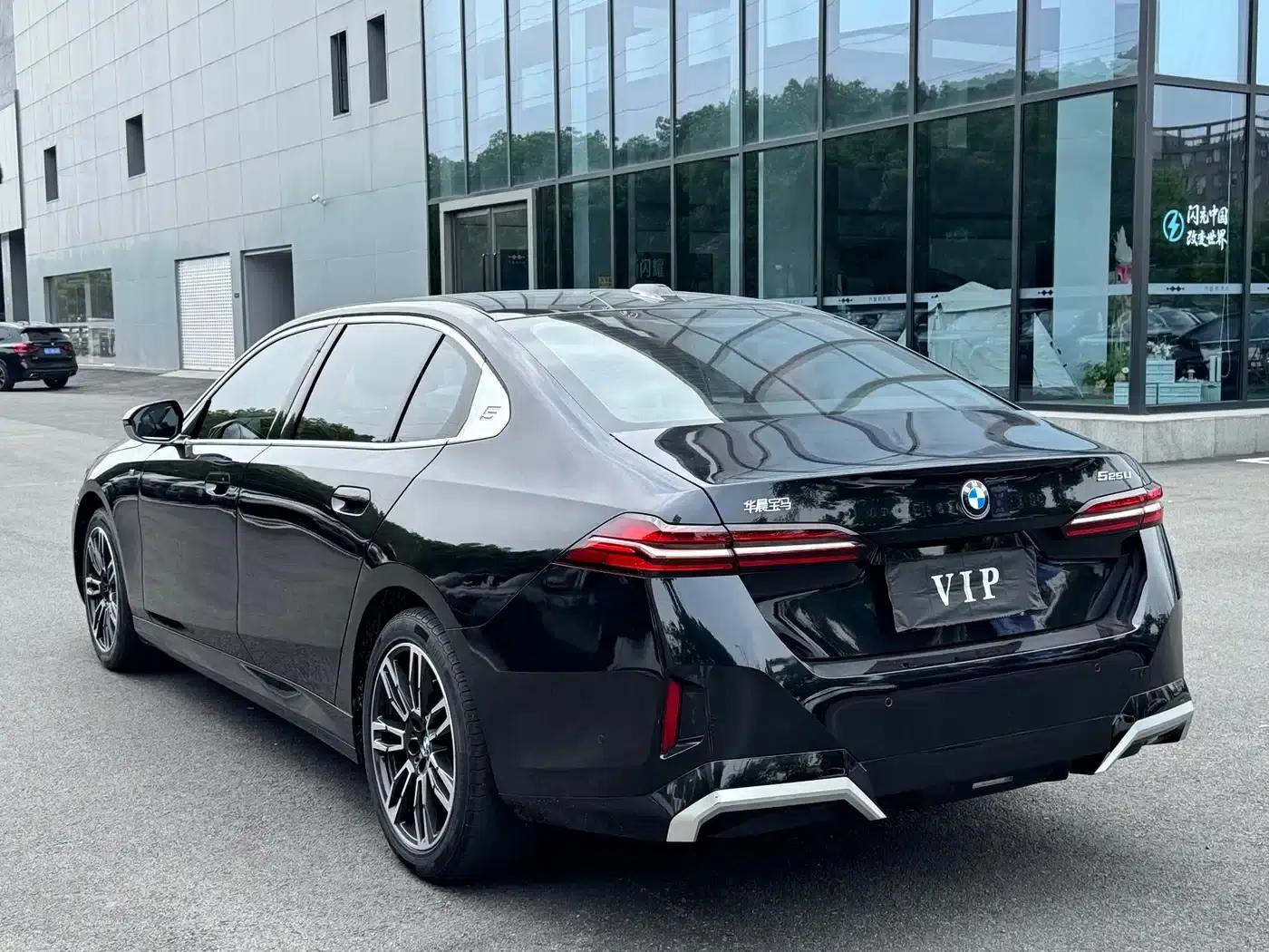 2024 BMW 5 Series 525Li M Sport Package — миниатюра 26