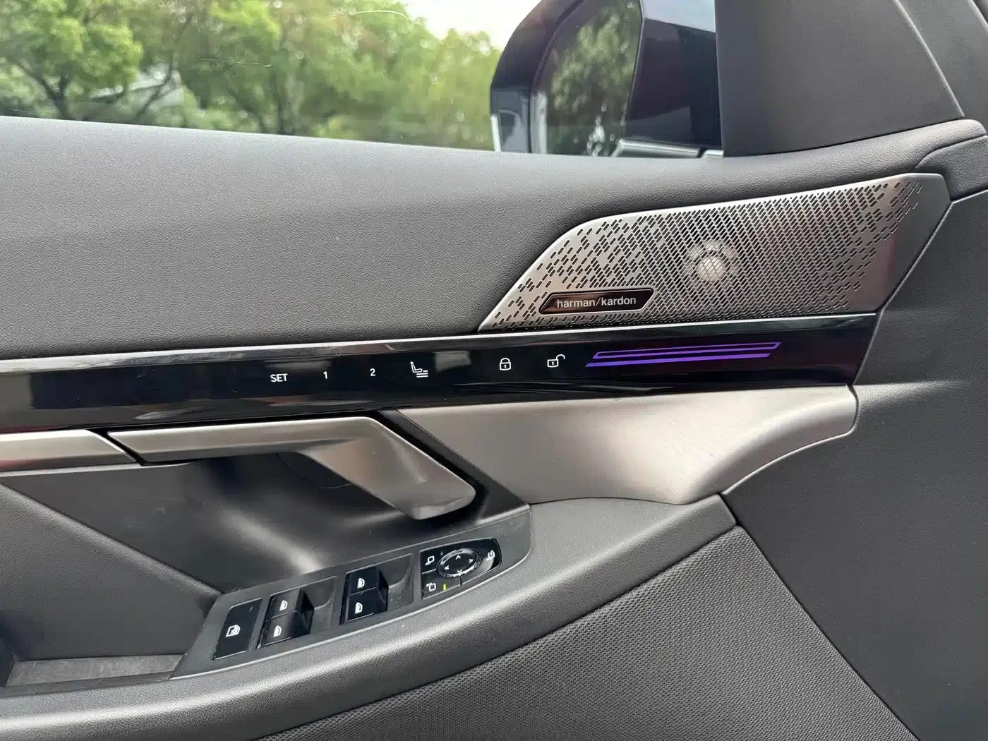 2024 BMW 5 Series 525Li M Sport Package — миниатюра 4