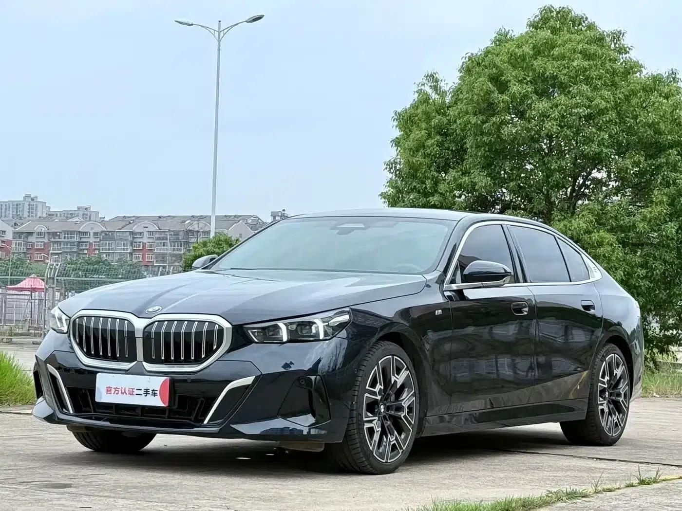 2024 BMW 5 Series 530Li Luxury M Sport Package — миниатюра 1