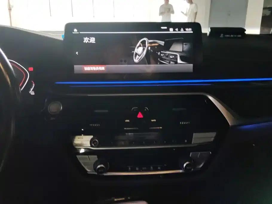 2022 BMW 5 Series 525Li M Sport Package — миниатюра 13