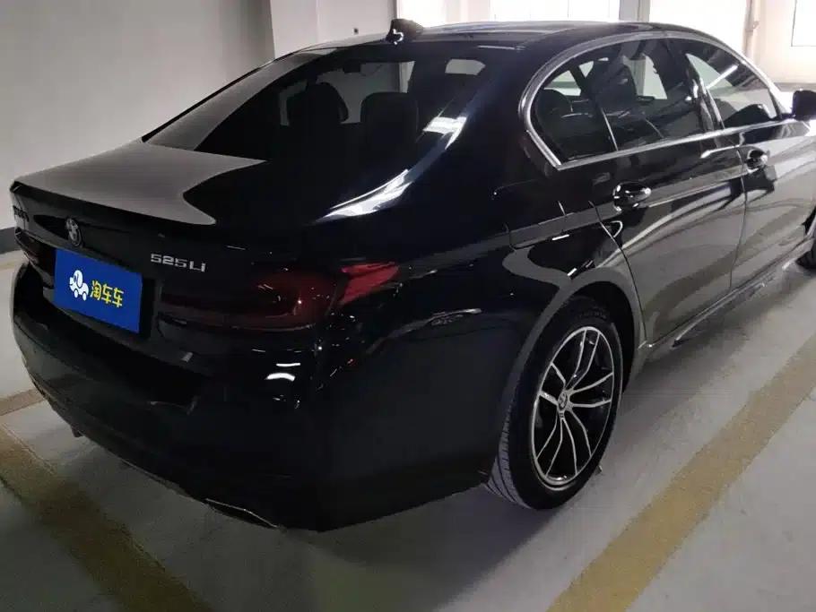 2022 BMW 5 Series 525Li M Sport Package — миниатюра 3