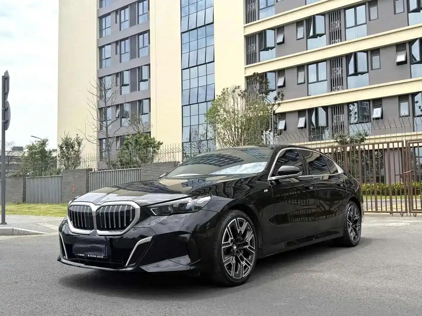 2024 BMW 5 Series 530Li Luxury M Sport Package — миниатюра 1