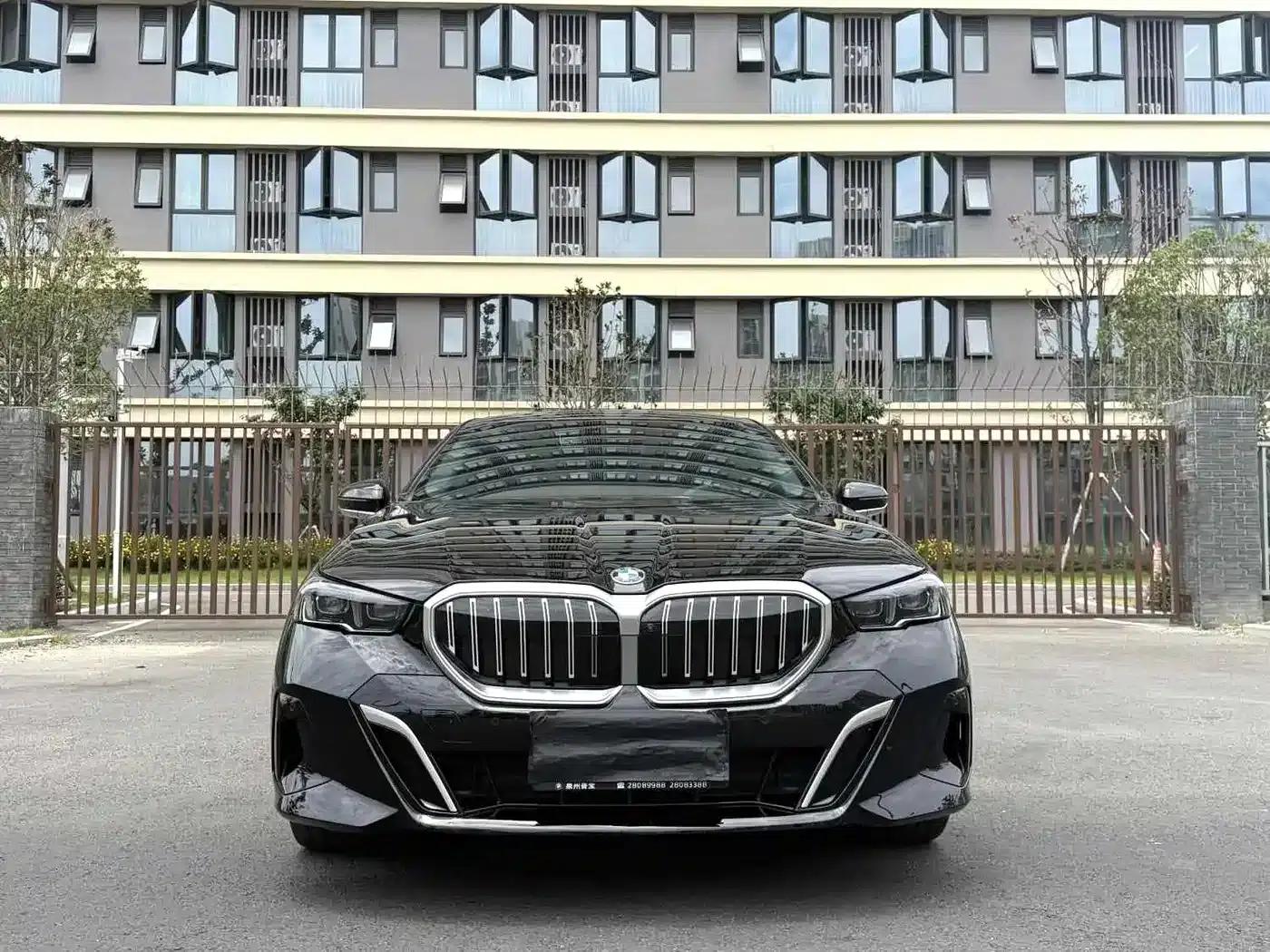 2024 BMW 5 Series 530Li Luxury M Sport Package — миниатюра 2