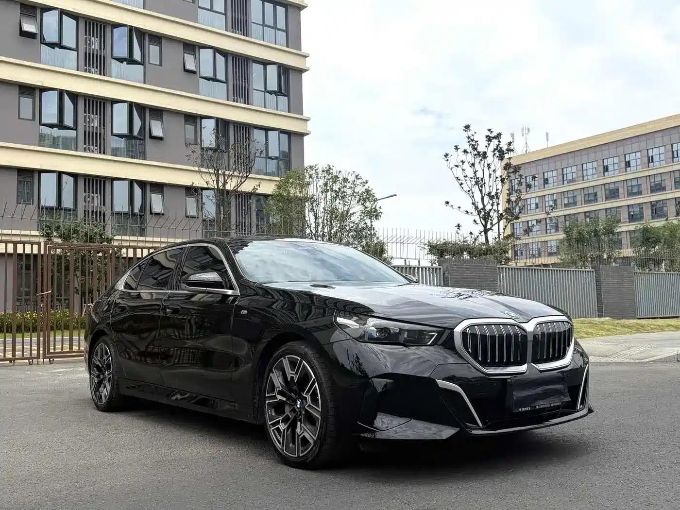 2024 BMW 5 Series 530Li Luxury M Sport Package — миниатюра 3