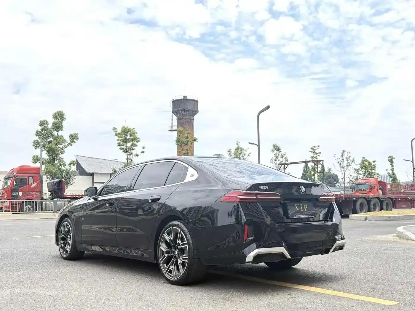 2024 BMW 5 Series 530Li Luxury M Sport Package — миниатюра 7