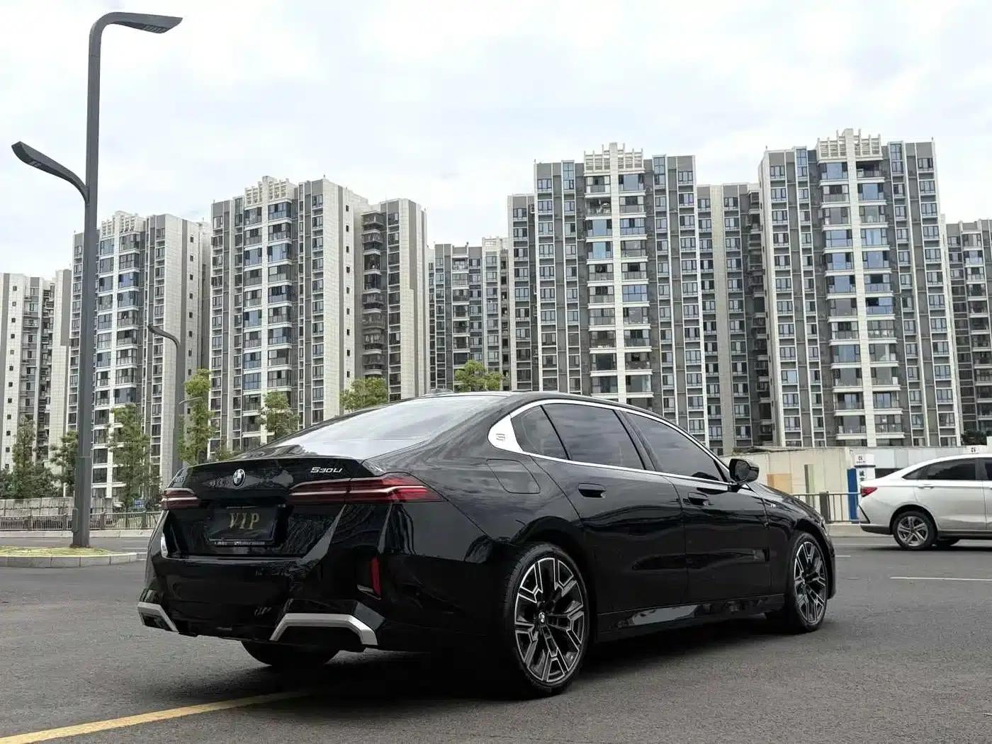 2024 BMW 5 Series 530Li Luxury M Sport Package — миниатюра 9