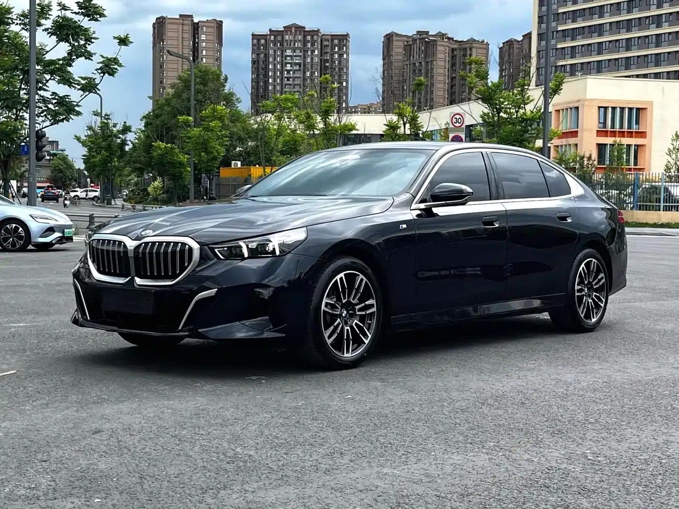 2025 BMW 5 Series 530Li Leading Edition M Sport Package — миниатюра 1