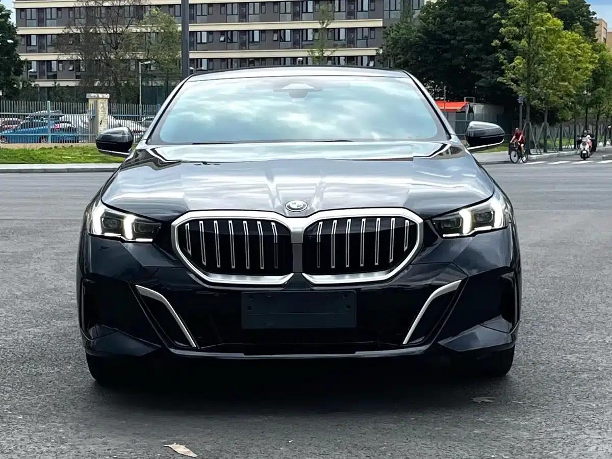 2025 BMW 5 Series 530Li Leading Edition M Sport Package — миниатюра 2