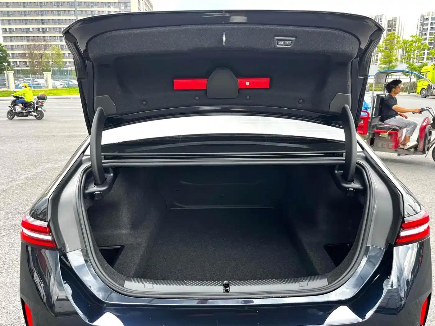 2025 BMW 5 Series 530Li Leading Edition M Sport Package — миниатюра 11