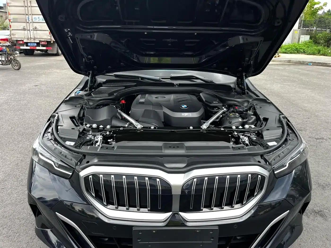 2025 BMW 5 Series 530Li Leading Edition M Sport Package — миниатюра 3