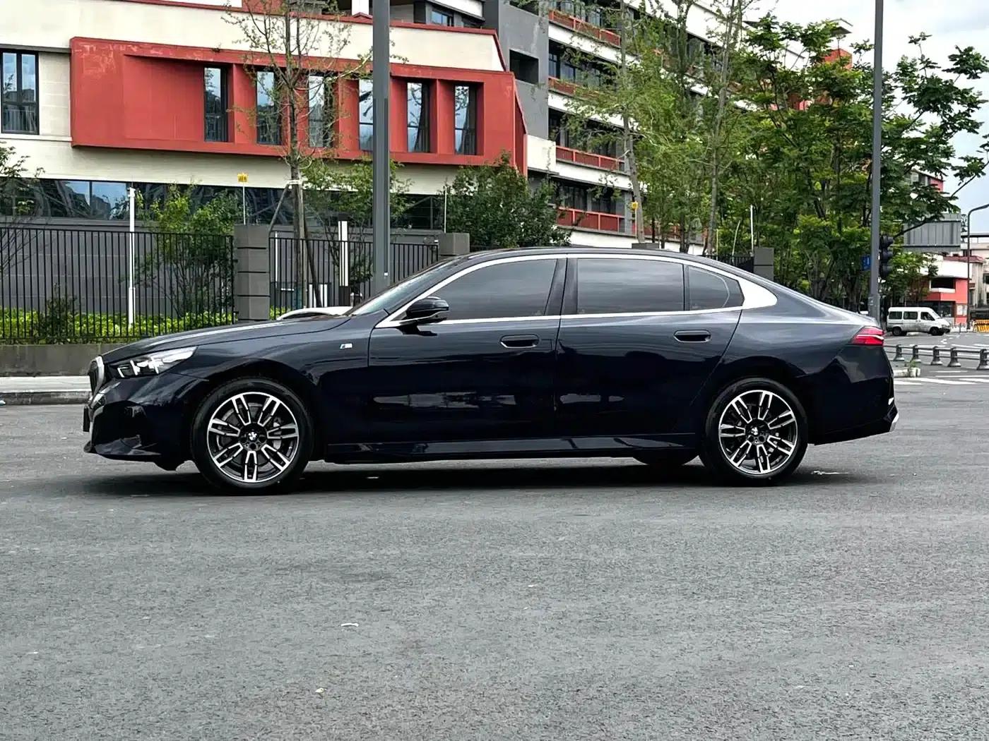 2025 BMW 5 Series 530Li Leading Edition M Sport Package — миниатюра 4