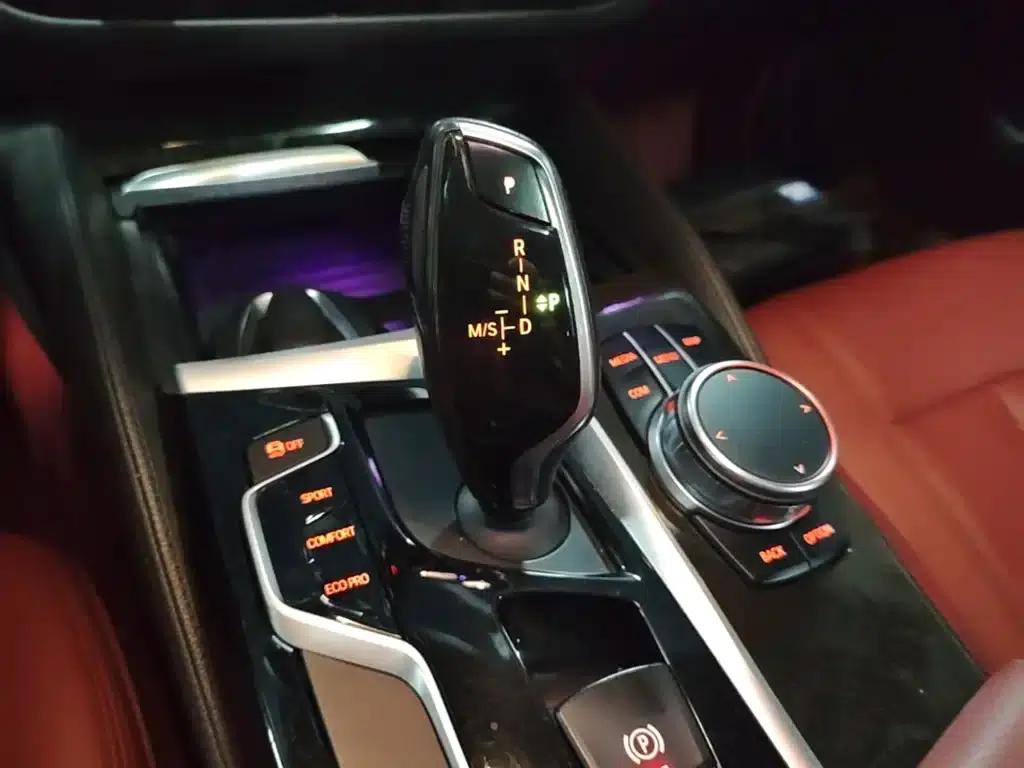2018 BMW 5 Series 530Li Leading Edition M Sport Package — миниатюра 14