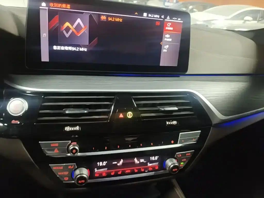 2021 BMW 5 Series 530Li Luxury M Sport Package — миниатюра 13