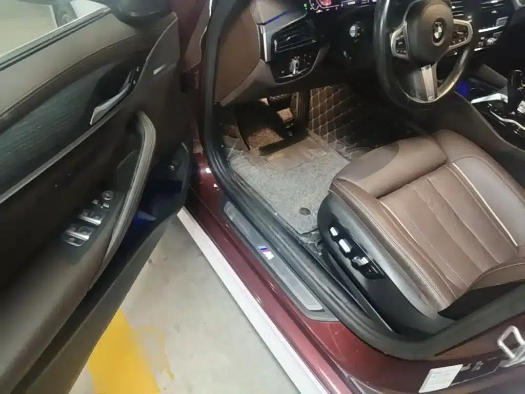 2021 BMW 5 Series 530Li Luxury M Sport Package — миниатюра 16