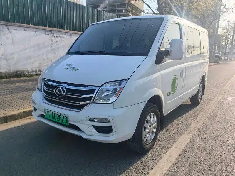 Xintu EV80 2023 PLUS Multi-purpose Passenger Vehicle Short Wheelbase Low Roof — миниатюра 1
