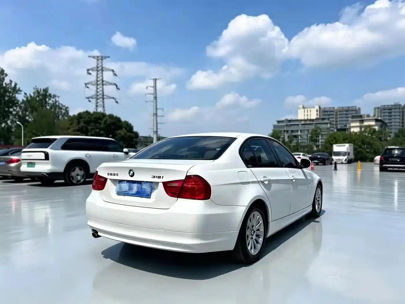 BMW 3 Series 2011 318i Leading Edition — миниатюра 4