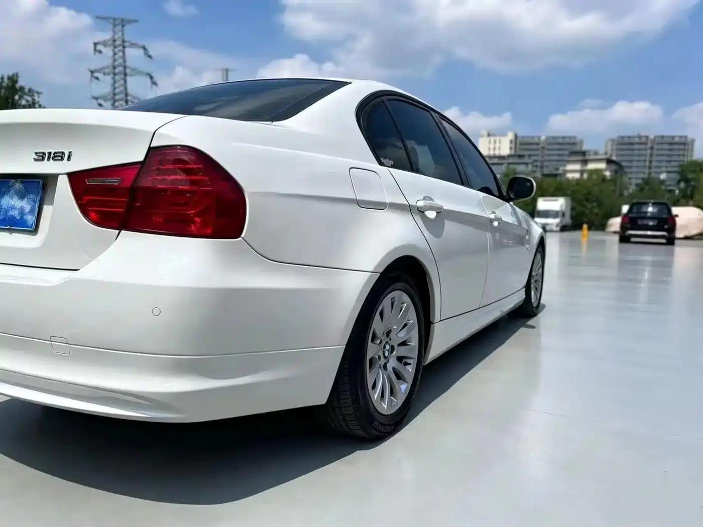 BMW 3 Series 2011 318i Leading Edition — миниатюра 8