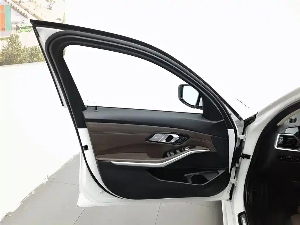 2020 BMW 3 Series 325i M Sport Package — миниатюра 8