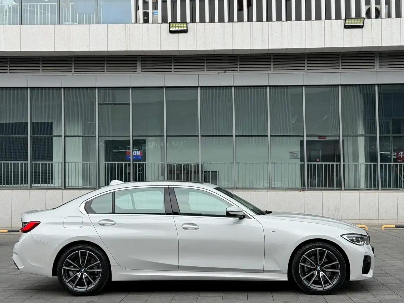 2021 BMW 3 Series 320Li M Sport Package — миниатюра 4