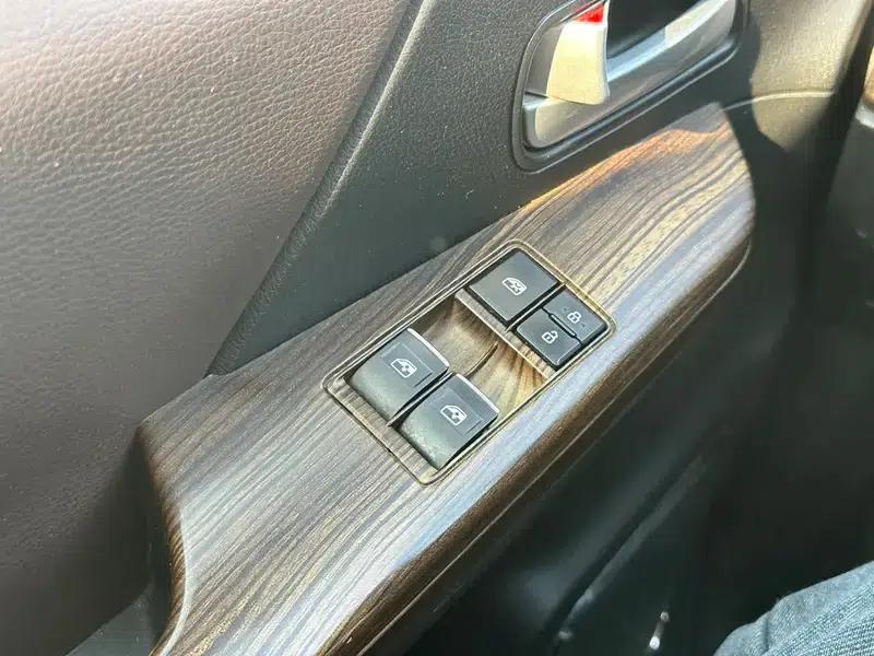 Lingzhi PLUS 2021 2.0L Manual Deluxe 7-Seater — миниатюра 18