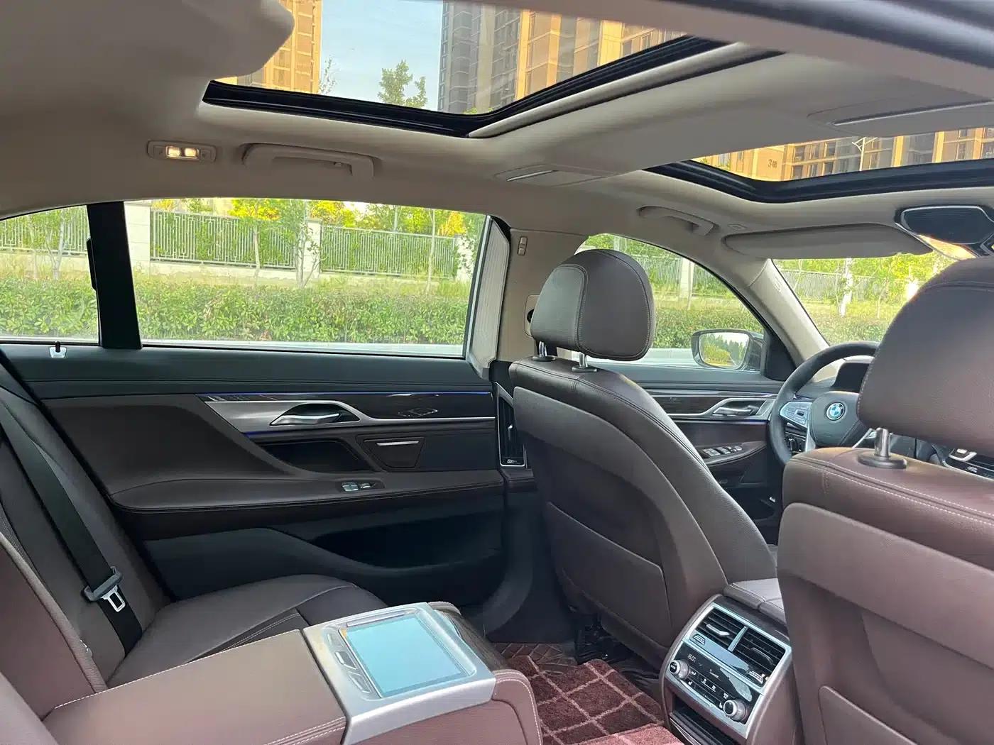 2017 BMW 7 Series 730Li Leading Edition — миниатюра 11