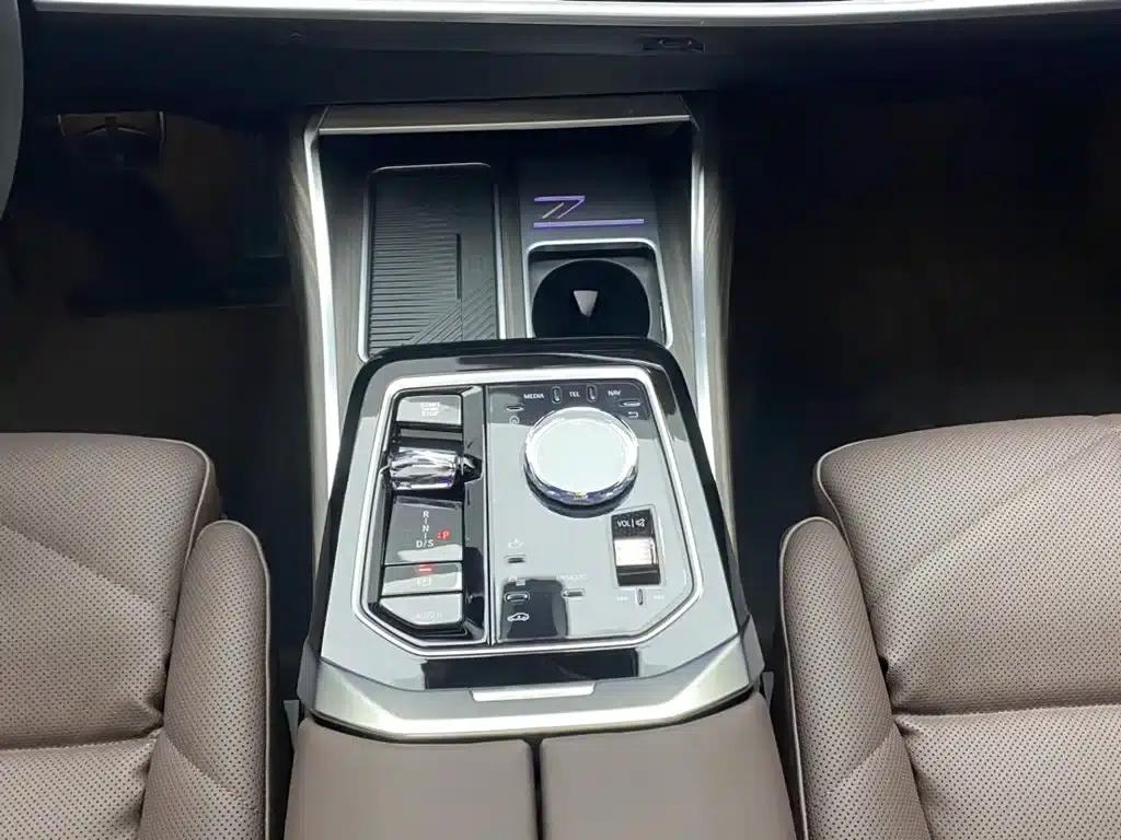 2023 BMW 7 Series 740Li Leading Edition M Sport Package — миниатюра 21