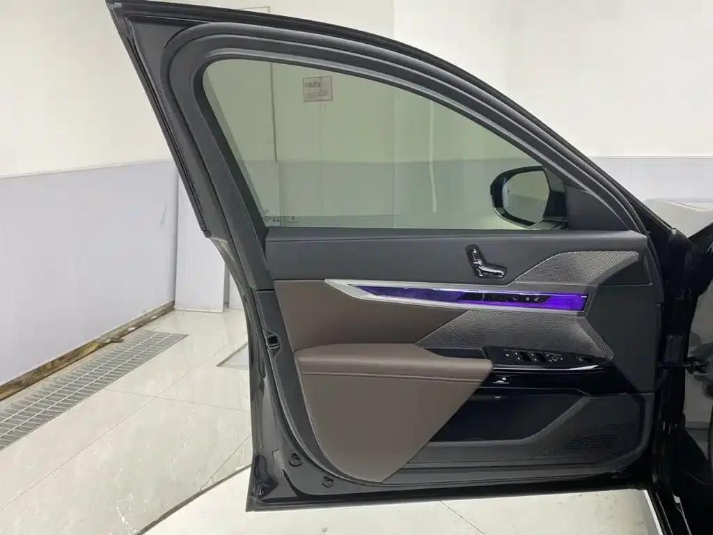 2023 BMW 7 Series 740Li Leading Edition M Sport Package — миниатюра 24