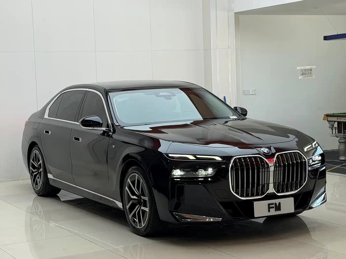 2023 BMW 7 Series 735Li M Sport Package — миниатюра 2