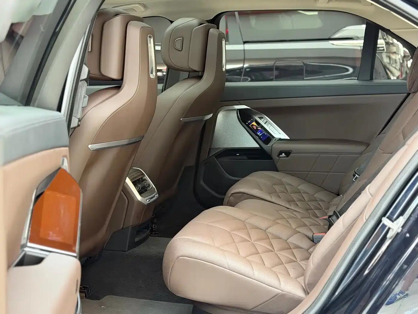 2023 BMW 7 Series 735Li M Sport Package — миниатюра 16