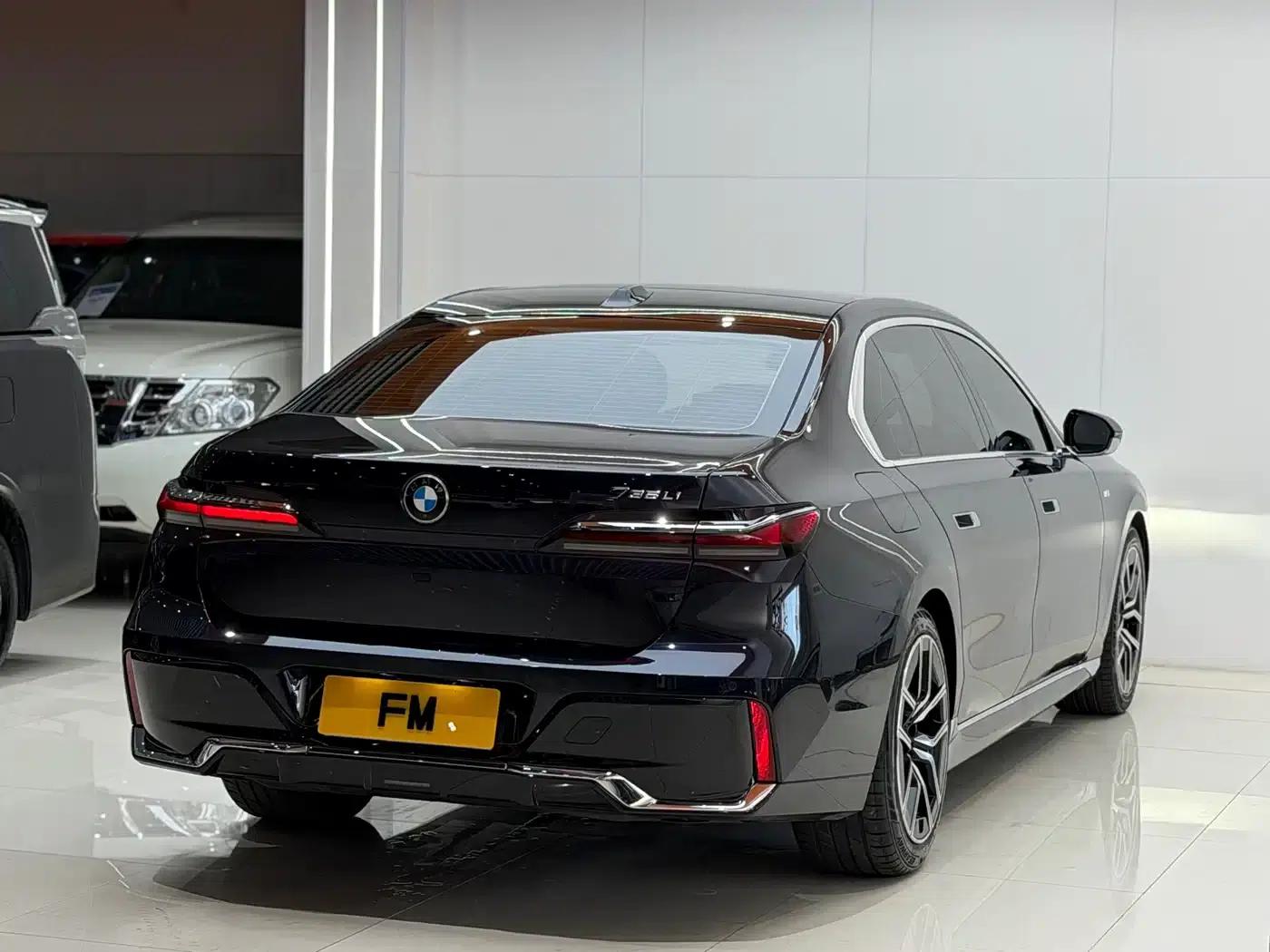 2023 BMW 7 Series 735Li M Sport Package — миниатюра 18