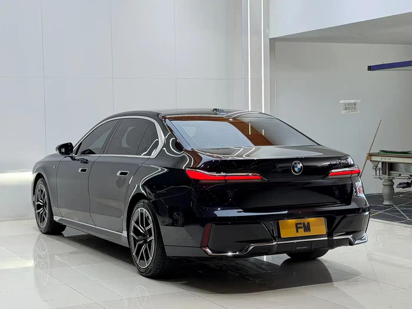 2023 BMW 7 Series 735Li M Sport Package — миниатюра 20