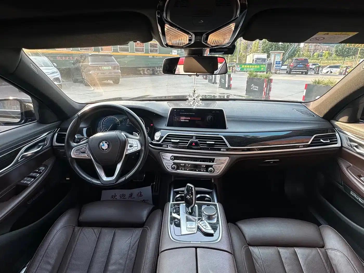 2018 BMW 7 Series 730Li Leading Edition M Sport Package — миниатюра 13