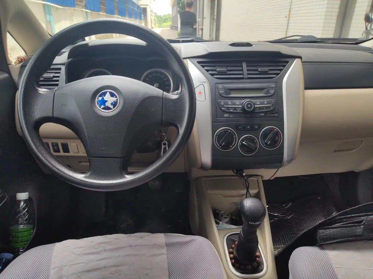 Venucia R50 2014 1.6L Manual Splendid Edition — миниатюра 9
