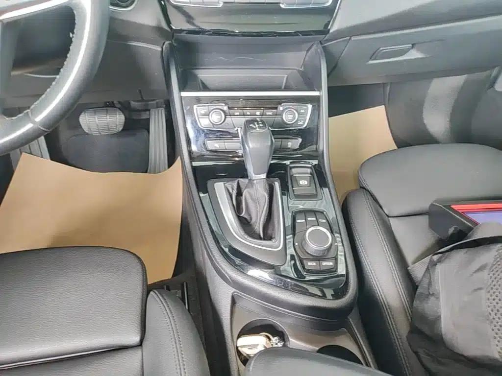 2016 BMW 2 Series Gran Tourer 220i Leading Edition — миниатюра 10