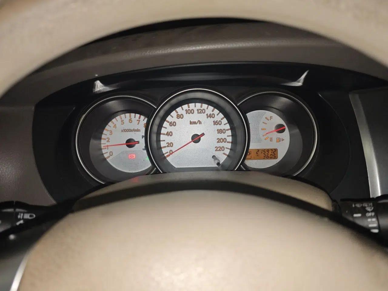 Nissan Livina 2010 Jingyue Edition 1.6L Automatic Supercharged Model — миниатюра 11
