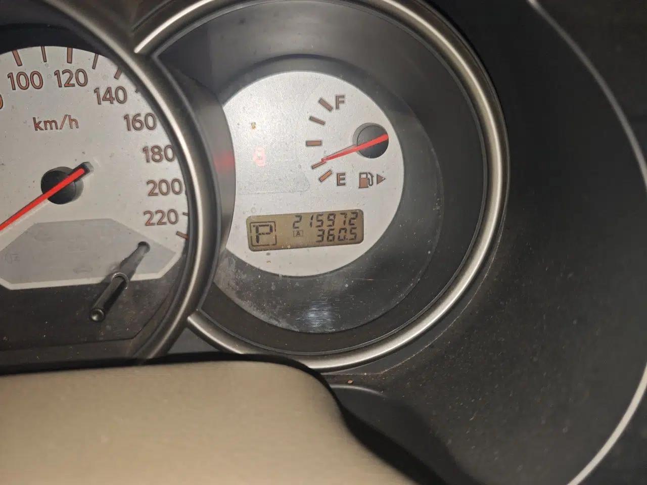 Nissan Livina 2010 Jingyue Edition 1.6L Automatic Supercharged Model — миниатюра 12