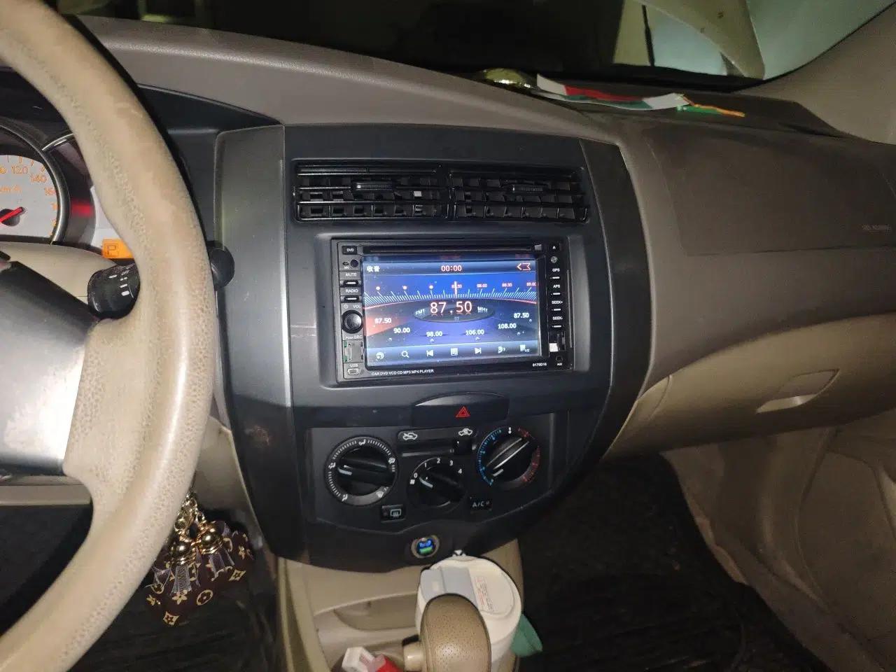 Nissan Livina 2010 Jingyue Edition 1.6L Automatic Supercharged Model — миниатюра 13