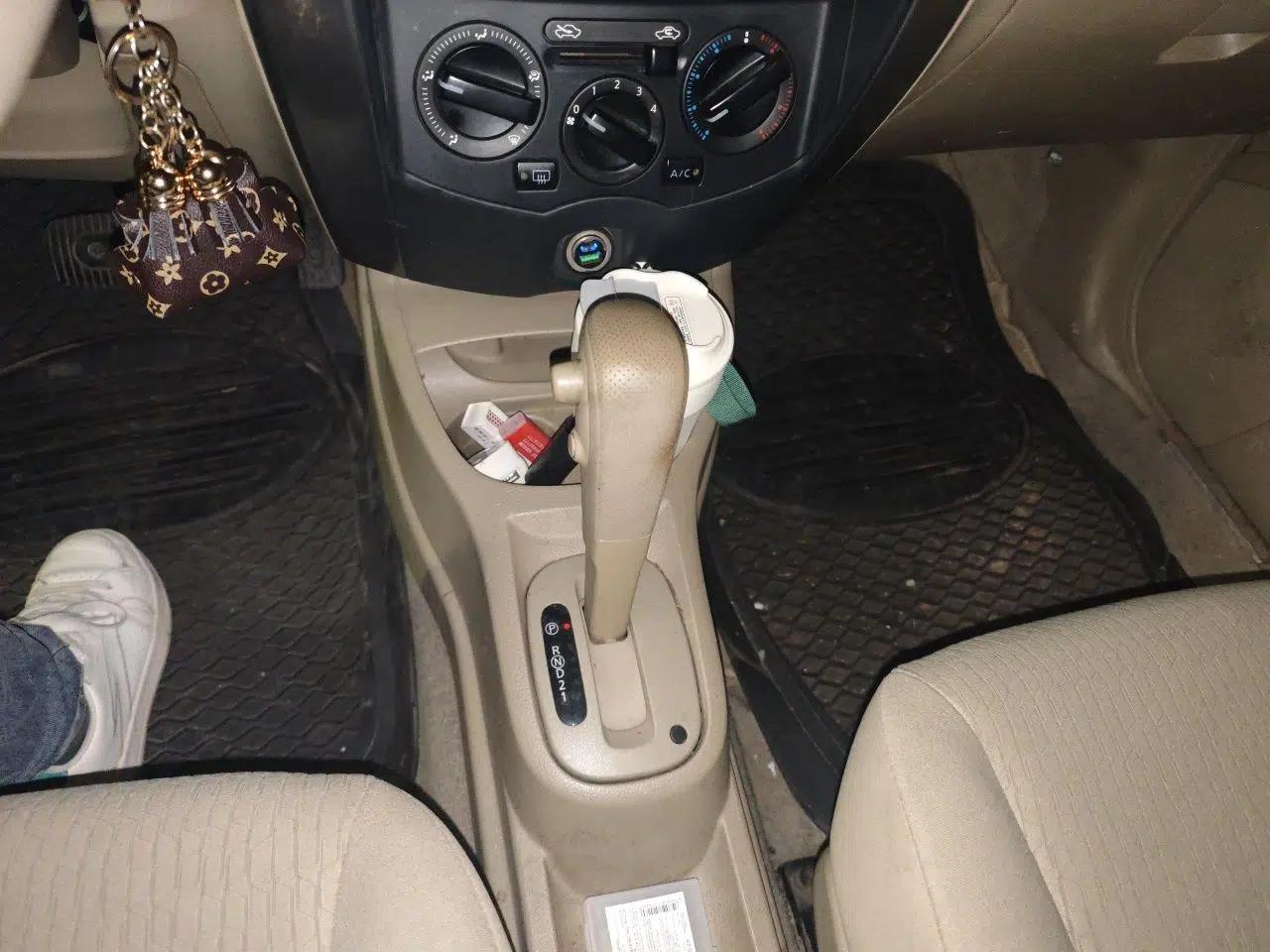 Nissan Livina 2010 Jingyue Edition 1.6L Automatic Supercharged Model — миниатюра 14