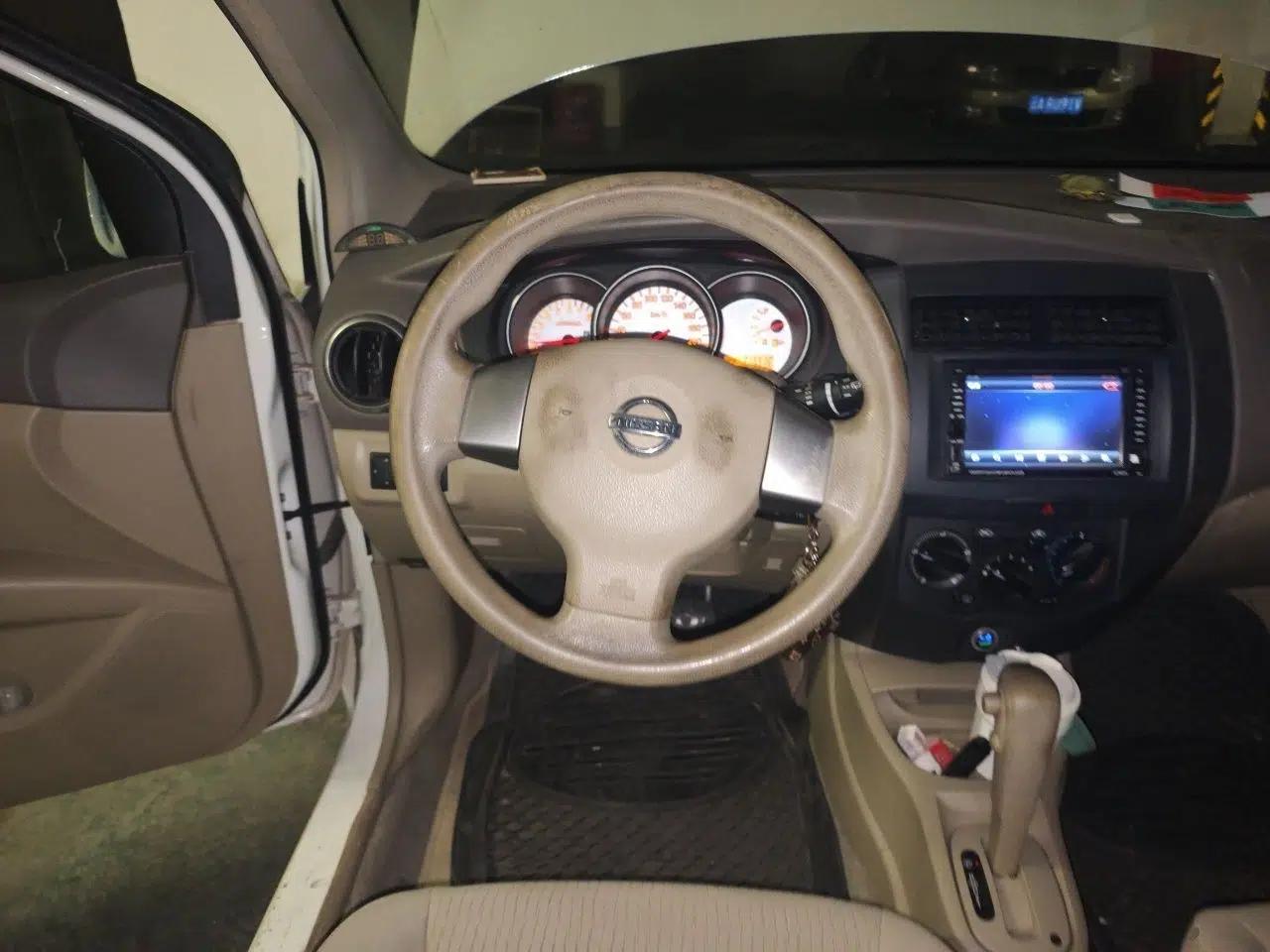 Nissan Livina 2010 Jingyue Edition 1.6L Automatic Supercharged Model — миниатюра 10