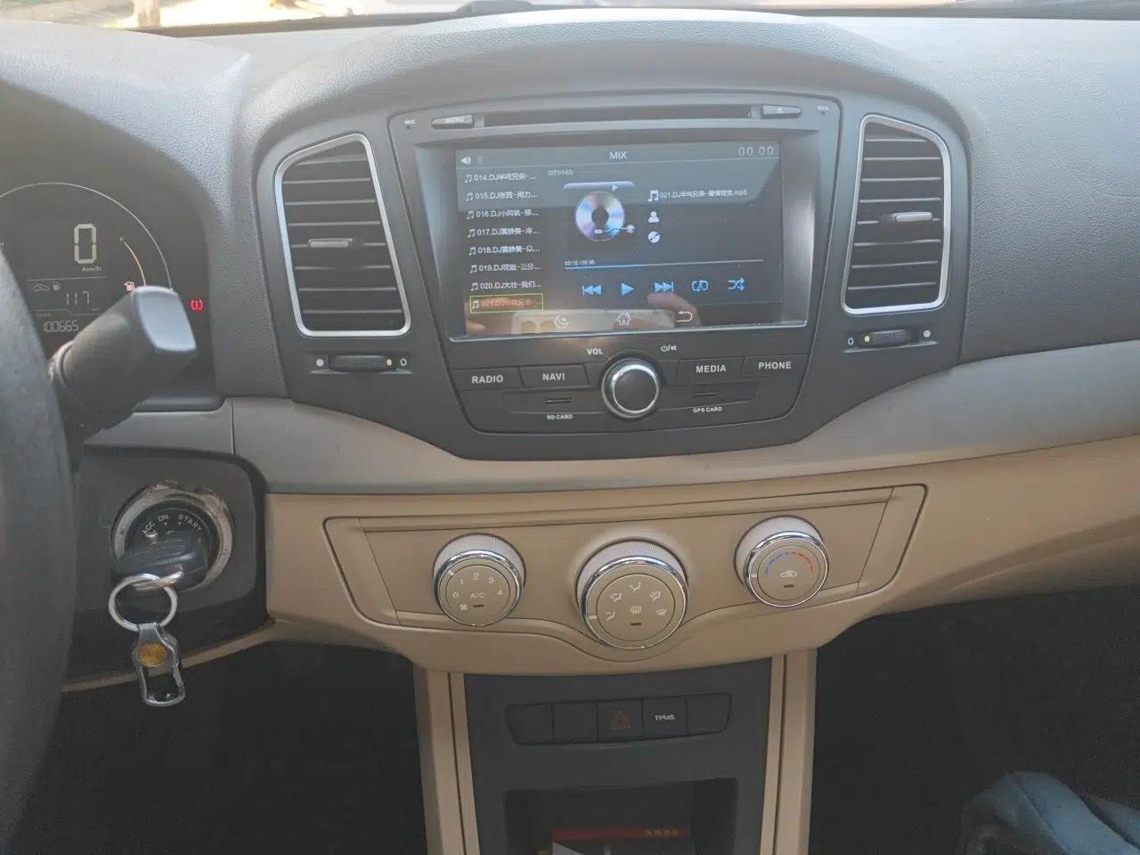 Roewe 350 2015 1.5L Manual Luxury Sunroof Edition — миниатюра 13