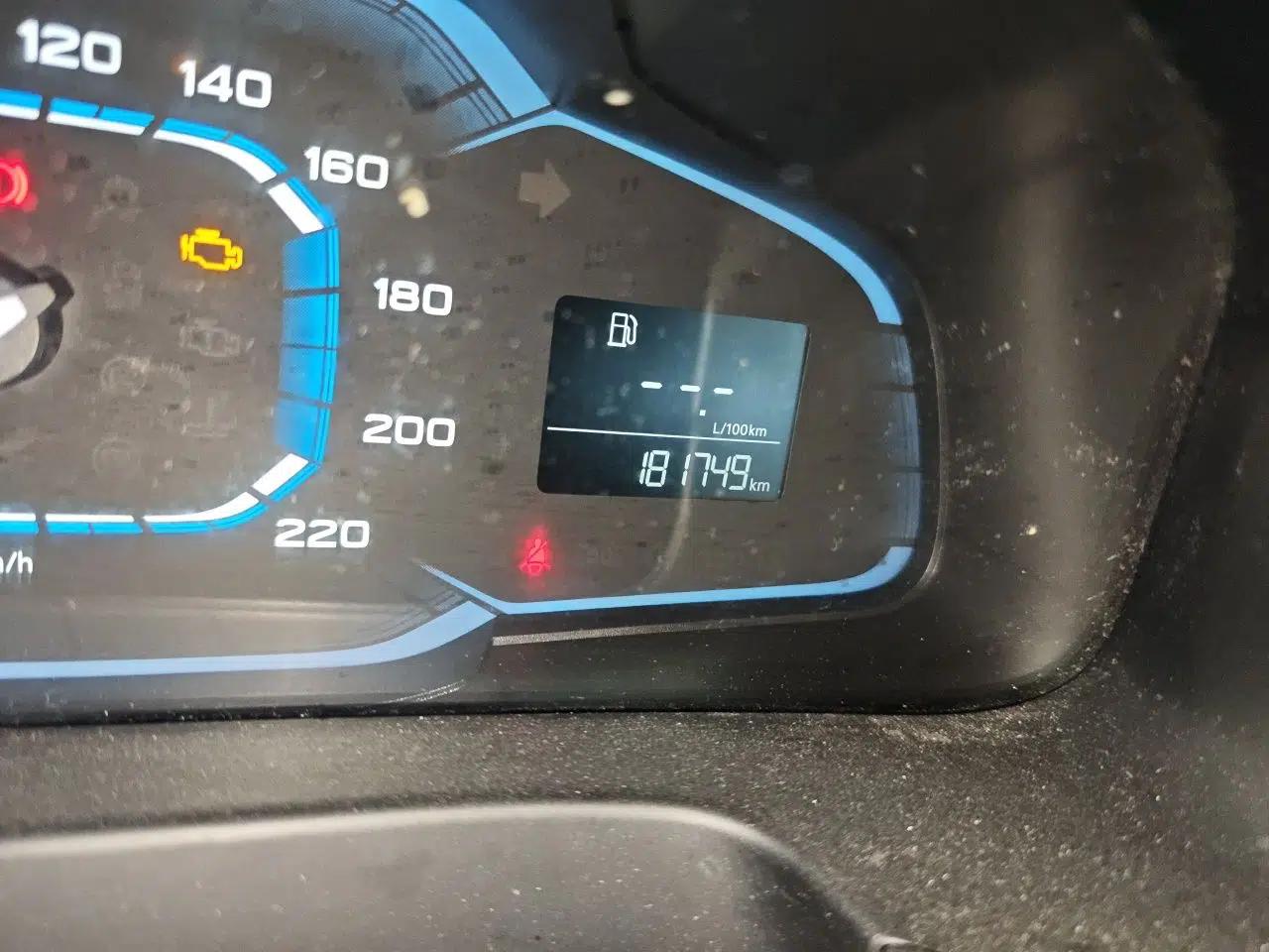 Roewe 360 2016 1.5L Manual Smart Screen Version — миниатюра 12